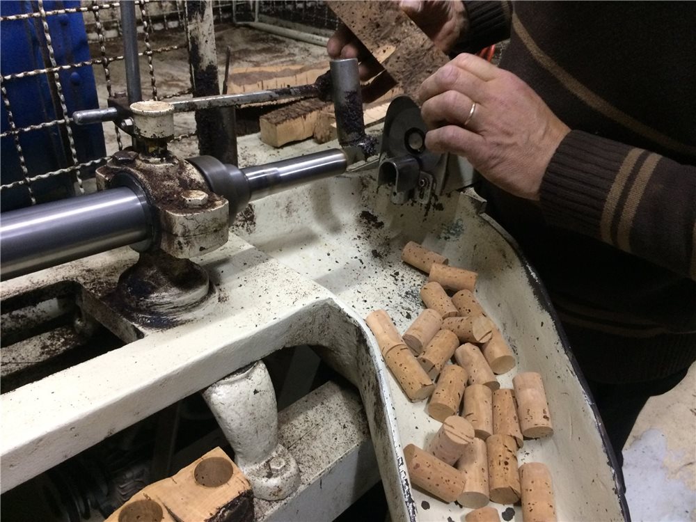 Fabrication des bouchons en liège pour le vin - Tom Press
