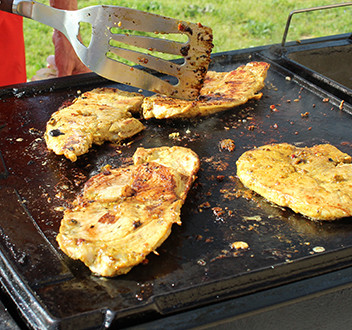 Barbecue : les côtelettes de porcs saumurées, fumées