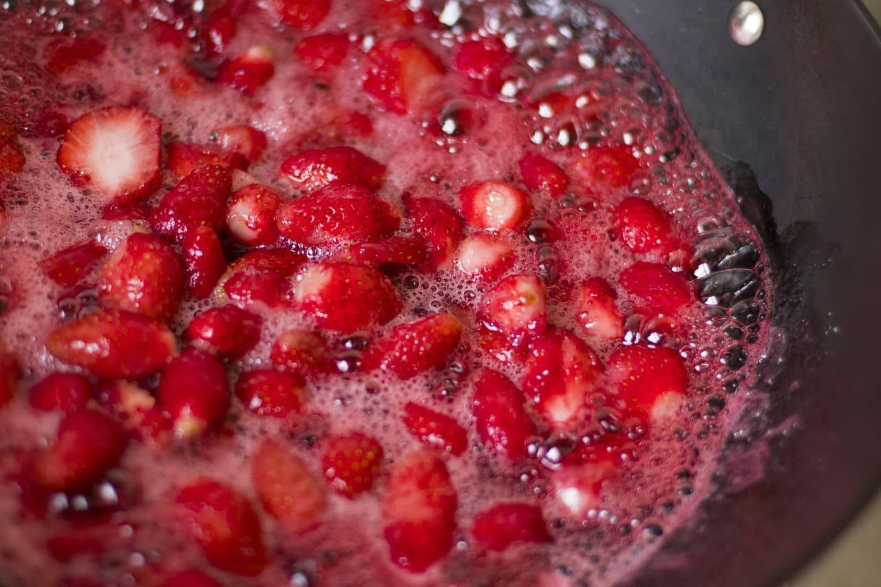 Tranche de pamplemousse sur une pile d'autres tranches